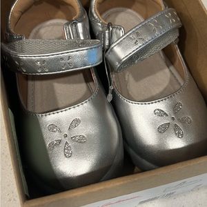Hanna Andersson sz 7 silver Mary Jane shoes. BNIB